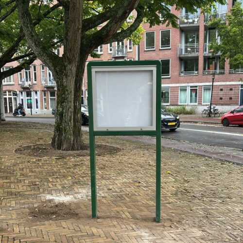 Vrijstaande informatieborden 45 Deze staat in Amsterdam, publicatiebord Superior in een groene ral kleur gecoat.